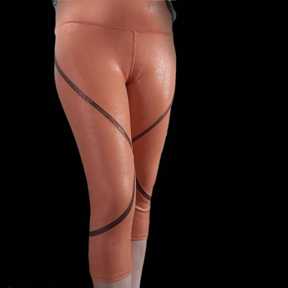 ALO Yoga whisper Capri legging . - Picture 3 of 16